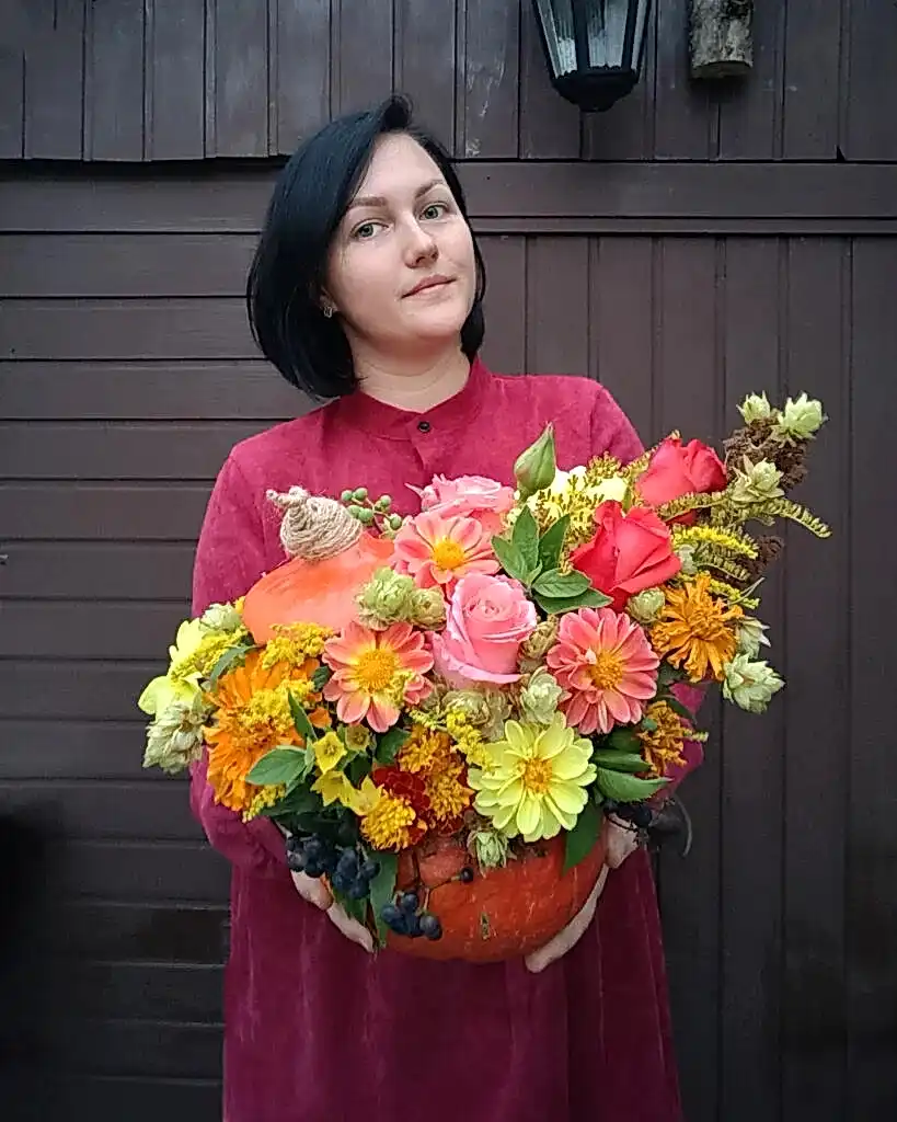 Женщина с осенним букетом в тыкве.
