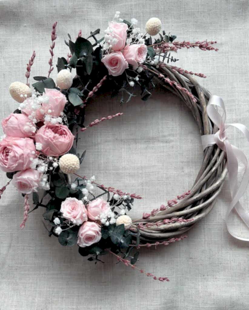 Венок с розовыми цветами и лентой от нашей студентки